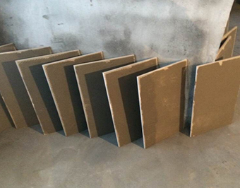 空調岀風口和回風口必須加固，再封上石膏板