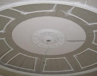 封好石膏板后，用砂紙將毛邊打磨光